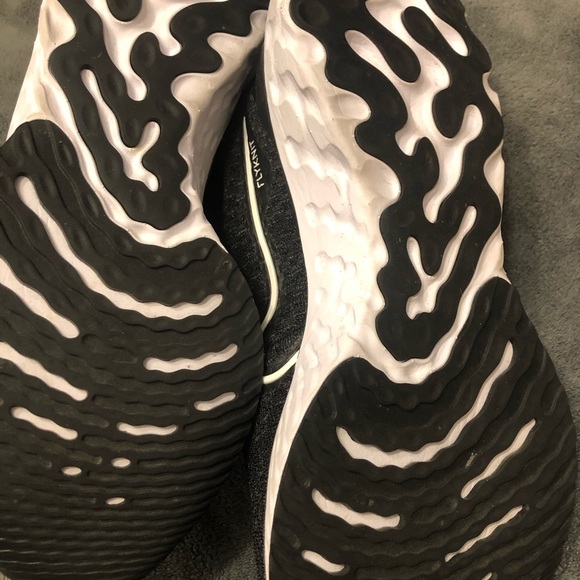 Nike Black‎ and White Athletic Sneakers main image 5